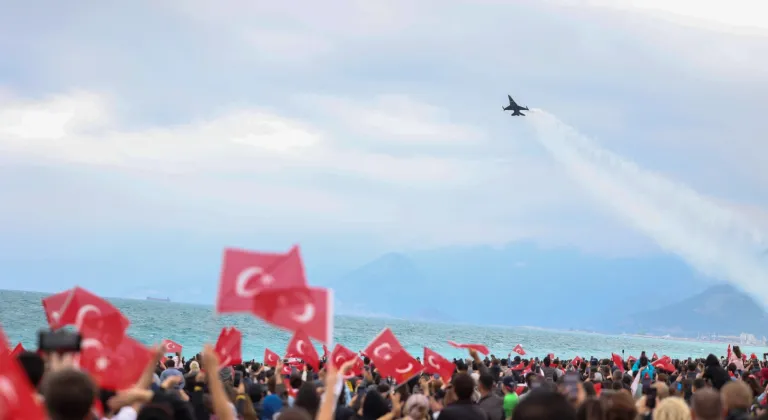 SOLOTÜRK Konyaaltı’nda nefes kesti