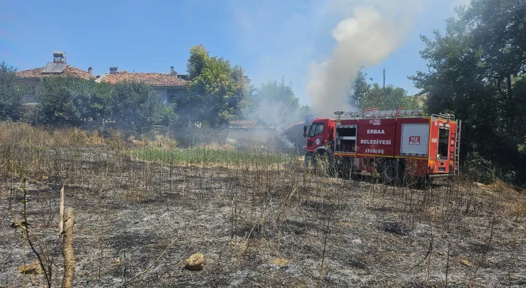 Tarladaki otları temizlemek için yakılan ateş evin odunluğunu yaktı
