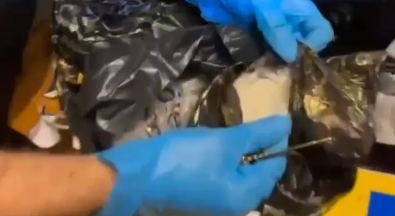 Ticari taksinin motor bölümünde 710 gram metamfetamin!