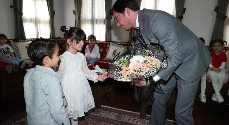 Tokat Belediye Başkanı Yazıcıoğlu, makamını çocuklara devretti