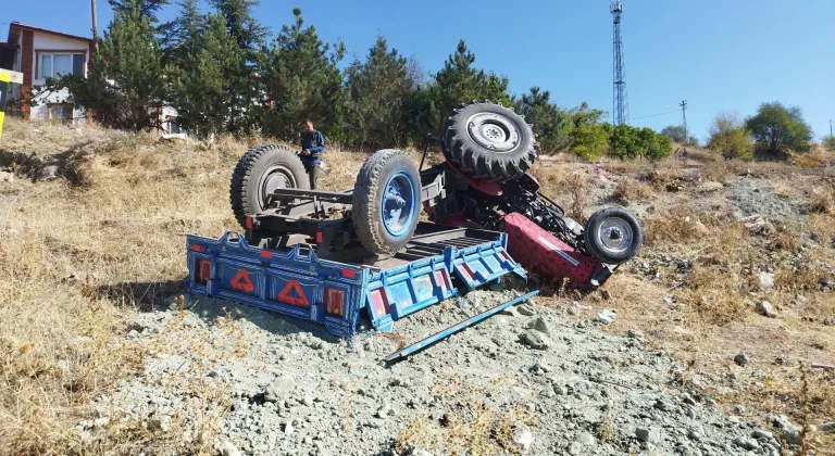 Tokat'ta traktör devrildi: 2 yaralı