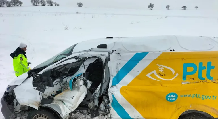 Zile'de yük treni, hemzemin geçitte kargo aracına çarptı; sürücü yaralı