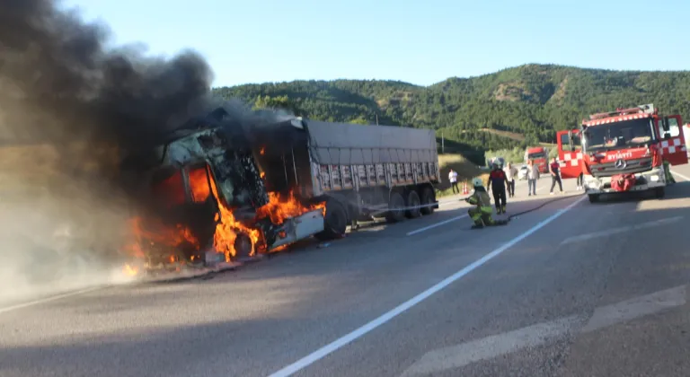 Tokat’a seyir halinde yanan TIR, kullanılmaz hale geldi