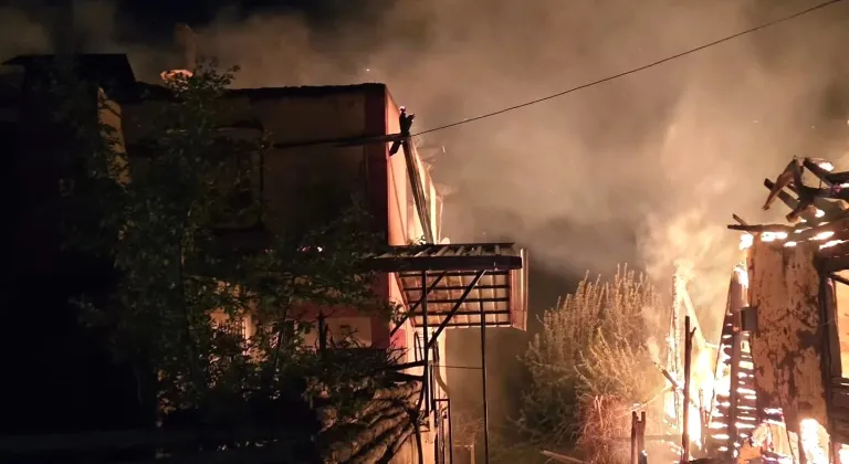 Reşadiye'de çıkan yangında 3 ev hasar gördü