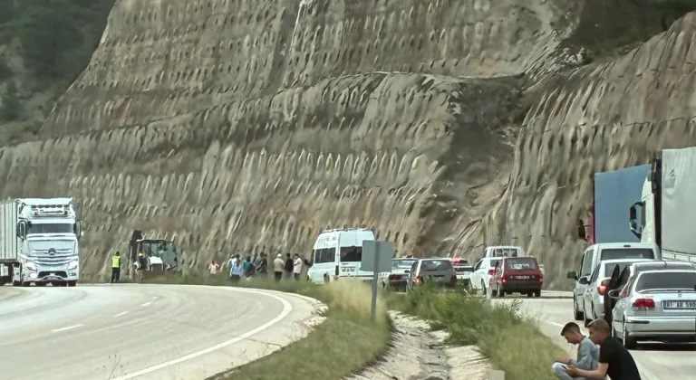 Tokat'ta heyelan;  D-100 kara yolu tek yönlü ulaşıma kapandı