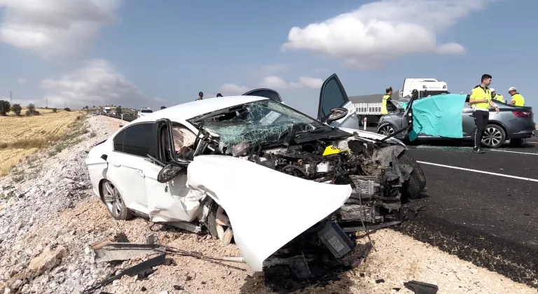 Zile'de iki otomobil çarpıştı; evli çift ile 2 aylık bebekleri öldü