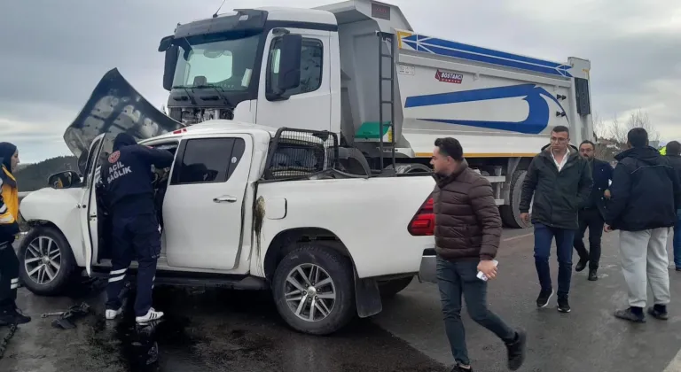 Tokat’ta kamyonet, kamyonla çarpıştı; 1 ölü, 2 yaralı 