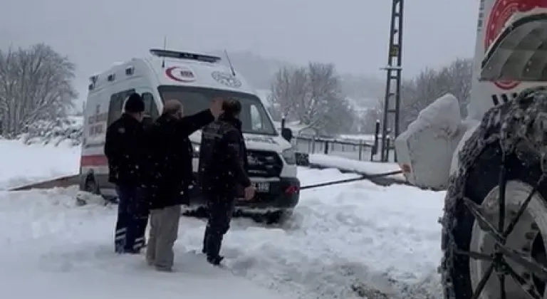 Tokat’ta karda yolda kalan ambulansı ekipler kurtardı