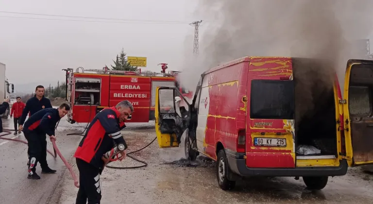 Tokat’ta kargo minibüsü alev alev yandı