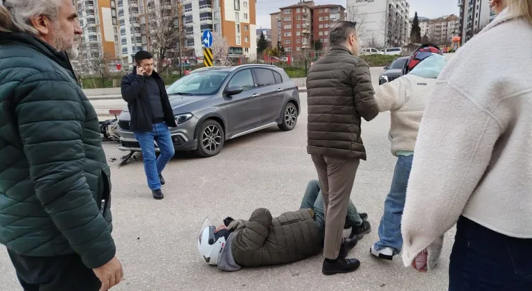 Tokat’ta otomobil motosiketle çarpıştı: 1'i ağır 2 yaralı