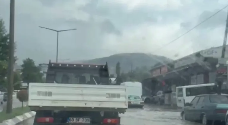 Tokat'ta sağanak sonrası yollar göle döndü