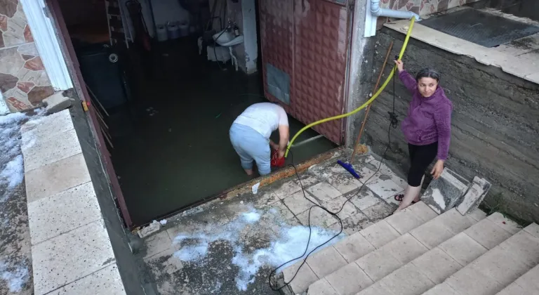 Tokat'ta sağanak ve dolu yağışı: Ev ve iş yerlerini su bastı