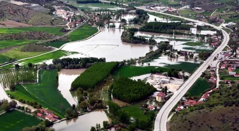 Tokat'ta su altında kalan tarım arazileri dronla görüntülendi