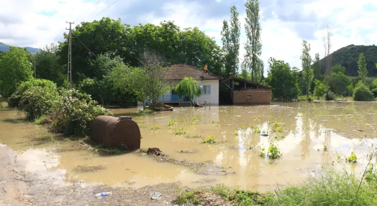 Tokat’ta tarım arazilerini ve evleri su bastı, seralar bölgesinde önlem alındı