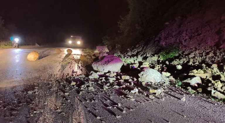Tokat’ta yağış nedeniyle yamaçtan kopan kaya parçaları yola savruldu