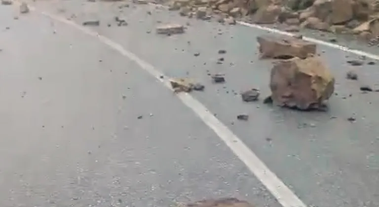 Tokat’ta yağış sonrası kaya parçaları yola yuvarlandı