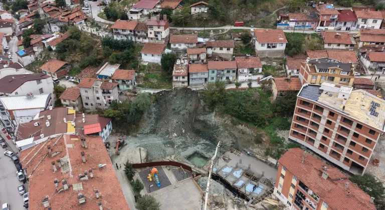Tokat'ta yol çöktü, 2 katlı ev tahliye edildi