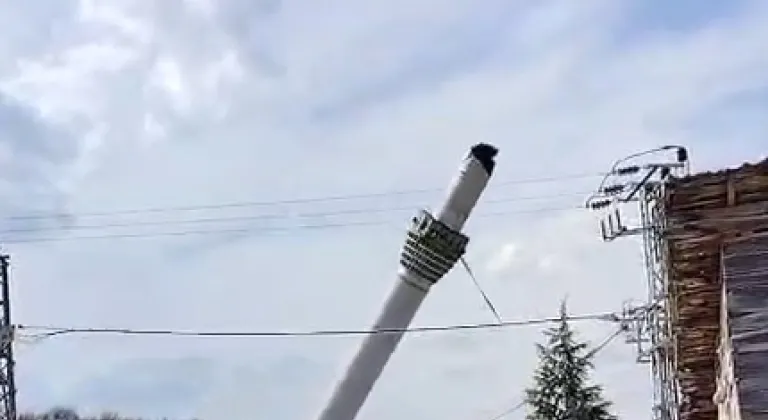 Tokat'taki depremde hasar gören minare, kontrollü olarak yıkıldı