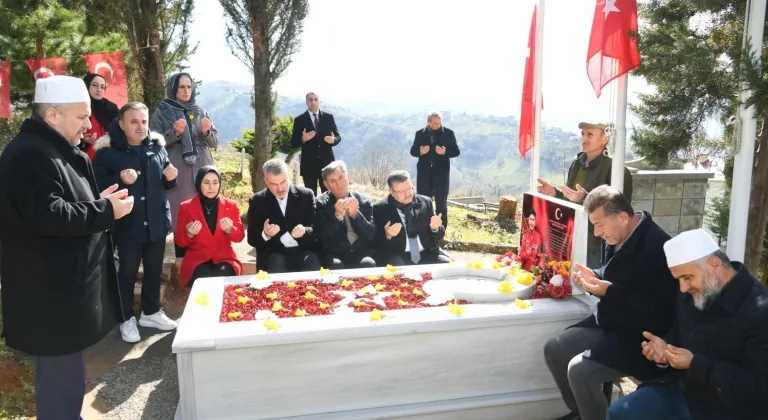 Trabzon'da Başkan Genç’ten Şehit Pilot Gençcelep'in kabrine ziyaret