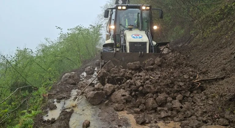 Trabzon’da heyelan sonrası 4 yol açıldı