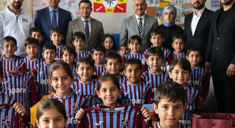Trabzonspor sevgisi Patnoslu öğrencilere forma hediyesi getirdi