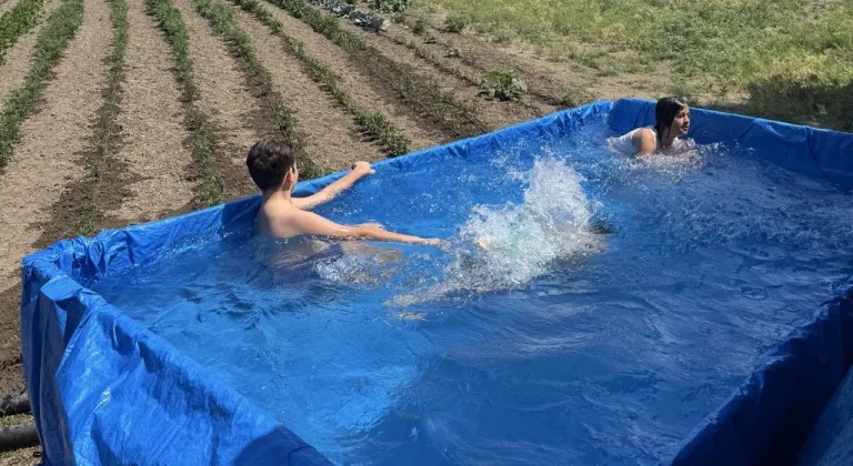 Traktörünün römorkunu torunları için havuza çevirdi