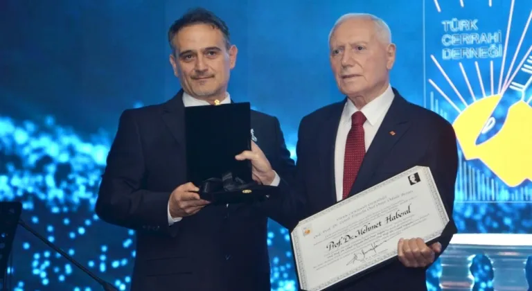 Türk Cerrahi Derneği’nin en büyük ödülü Prof. Dr. Mehmet Haberal’a