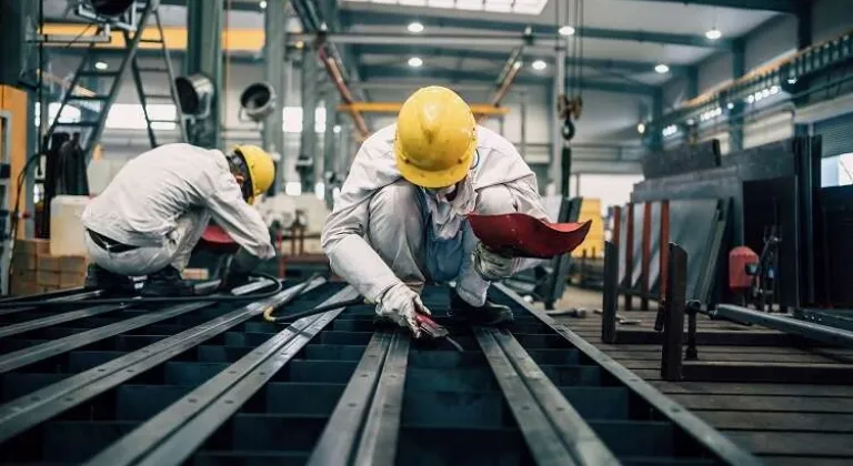 Ücretli Çalışan Sayısında Artış: Ticaret ve Hizmet Sektörü Lider