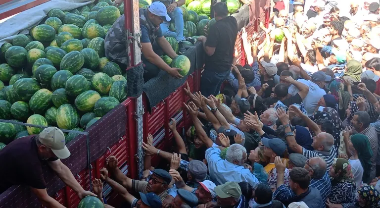 Ücretsiz dağıtılan 26 ton karpuz 45 dakikada bitti