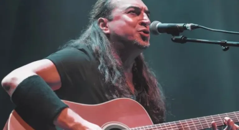 Urla, Ogün Sanlısoy’un Rock Ezgileriyle Buluşuyor

 