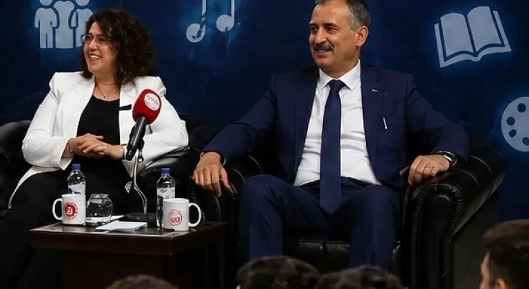 Vali Bozkurt ve eşi gençlerle “Muhabbete Gel Gecesi”nde buluştu