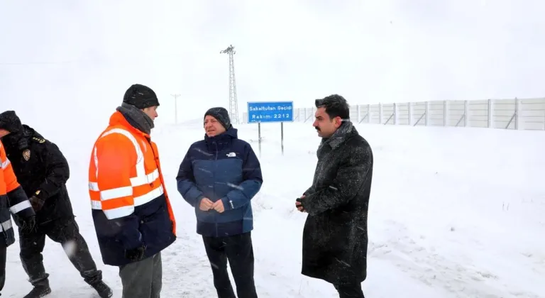Vali Polat, Sakaltutan Geçidi’nde karla mücadele çalışmalarını inceledi