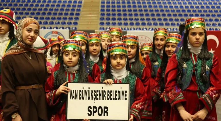 Van Büyükşehir halk oyunlarında şampiyon