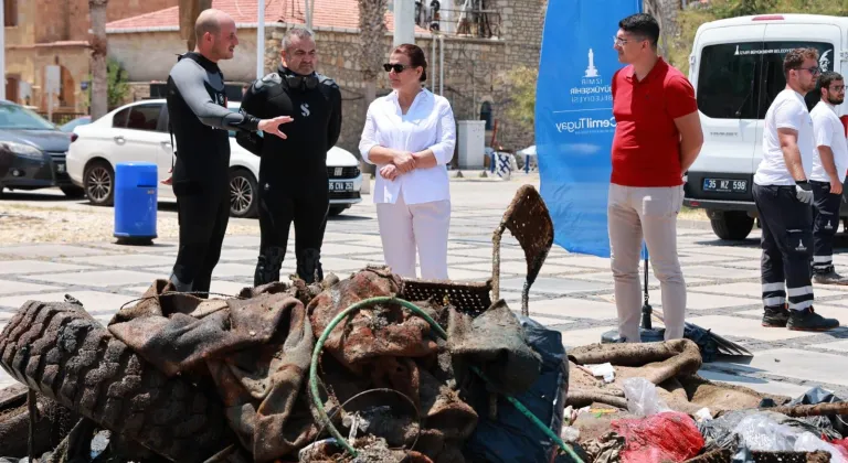Yeni Foça’da ibretlik sergi! Denizden çıkanlar şaşırttı