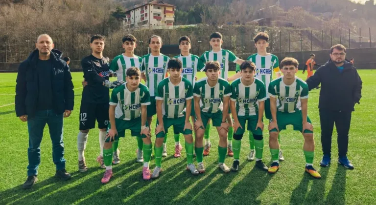 Yeşil Artvinspor U18 takımı deplasmanda farklı galip gelerek ligin ilk yarısını lider bitirdi