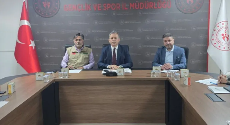 Yetimler gençlere emanet