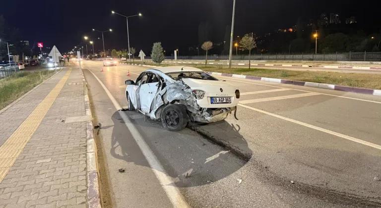 Yola çıkan araca çarpmamak için manevra yaptı, karşı şeritteki otomobil ile çarpıştı: 3 yaralı