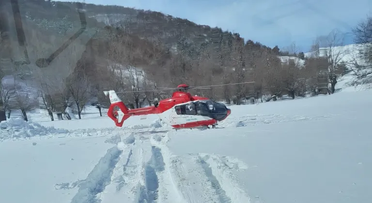 Yolu kardan kapanan köydeki hasta, ambulans helikopterle hastaneye kaldırıldı